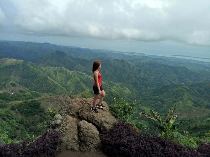 femme sportive en haut d'une montage qui regarde la vue 