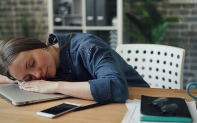 Combattre la fatigue de la ménopause : Solutions naturelles pour retrouver énergie et vitalité.