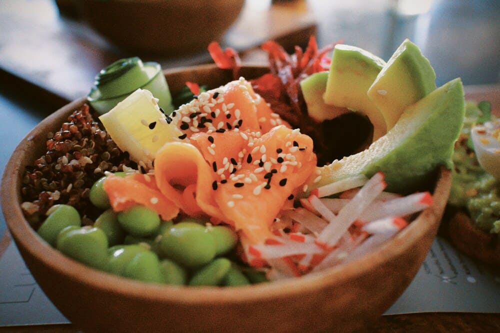 salade anti-inflammatoire composée de crudités, lentilles, avocat et saumon