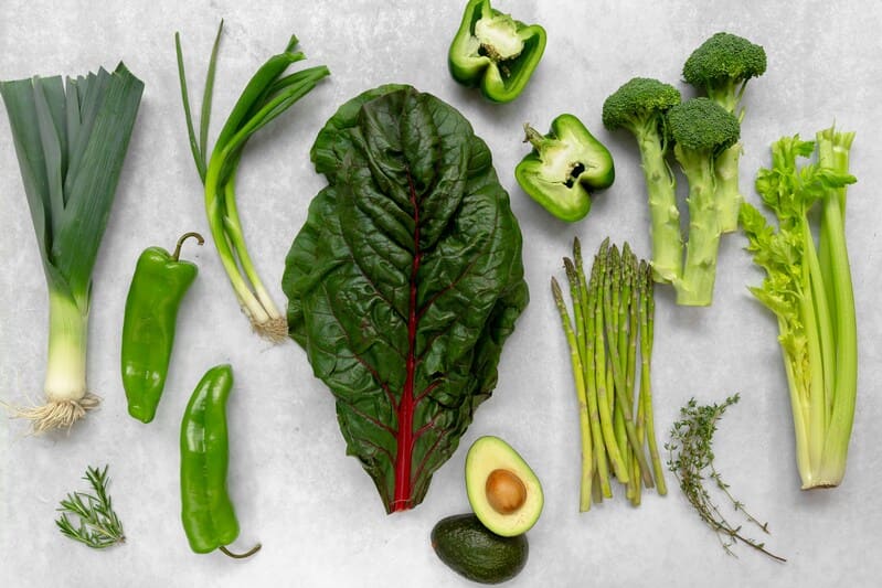 légumes verts sur fond blanc amis du foie 